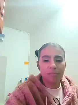 Snapshot of Leslly_ chatting on February 15, 2025, 11:17 am Leslly online show from February 15, 2025, 11:17 am
