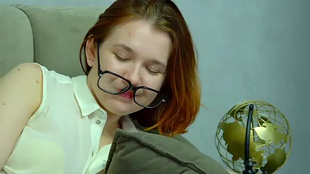 Snapshot of LessySmith chatting on February 22, 2026, 4:37 am LessySmith online show from February 22, 2026, 4:37 am