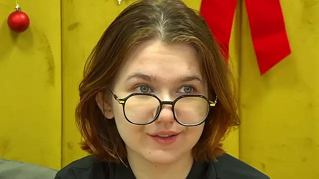 Snapshot of LessySmith chatting on December 20, 2025, 4:15 am LessySmith online show from December 20, 2025, 4:15 am