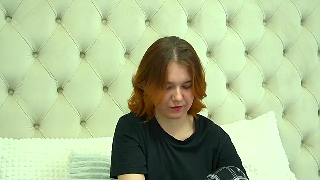 Snapshot of LessySmith chatting on October 17, 2025, 4:31 pm LessySmith online show from October 17, 2025, 4:31 pm