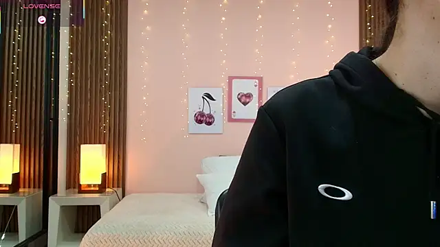 Snapshot of alina_martinelli chatting on April 10, 2026, 12:01 pm alina martinelli online show from April 10, 2026, 12:01 pm