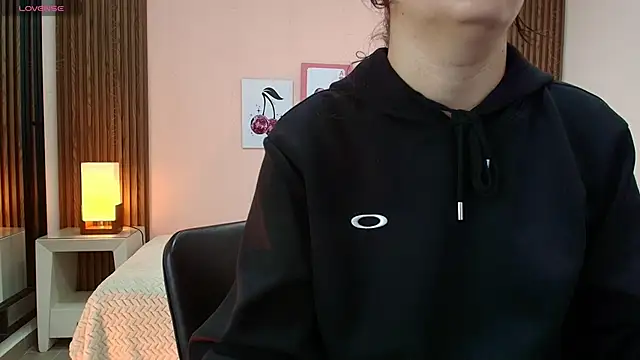 Snapshot of alina_martinelli chatting on April 9, 2026, 11:38 am alina martinelli online show from April 9, 2026, 11:38 am