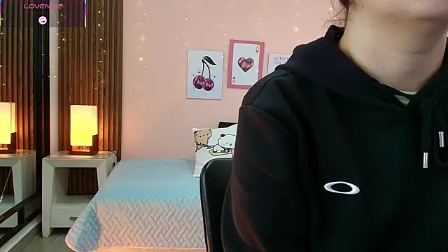 Snapshot of alina_martinelli chatting on April 13, 2026, 11:25 am alina martinelli online show from April 13, 2026, 11:25 am