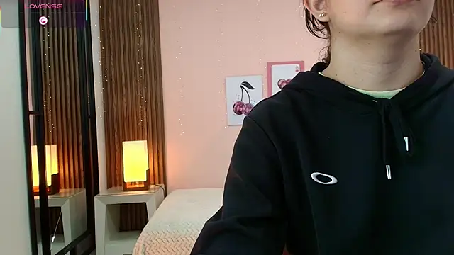 Snapshot of alina_martinelli chatting on April 8, 2026, 11:44 am alina martinelli online show from April 8, 2026, 11:44 am