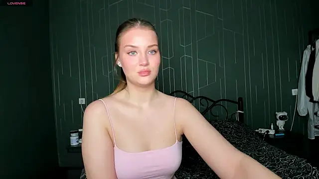 DeniRicchii online show from December 3, 2025, 5:52 am