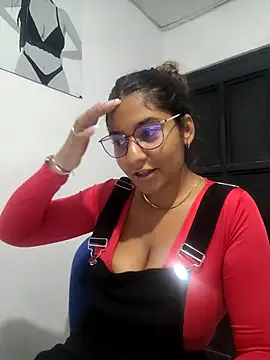 Snapshot of Sofythom1 chatting on November 29, 2025, 1:28 am Sofythom1 online show from November 29, 2025, 1:28 am