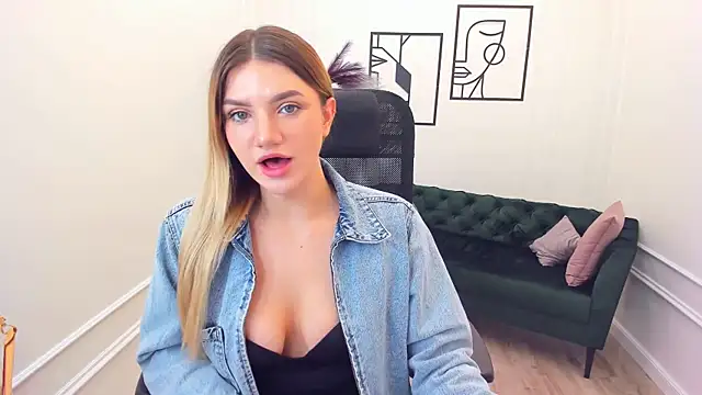 SelenaeMoore online show from October 12, 2025, 8:10 pm