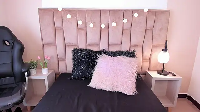 Snapshot of Esteff__o2 chatting on March 8, 2025, 7:42 pm Esteff o2 online show from March 8, 2025, 7:42 pm