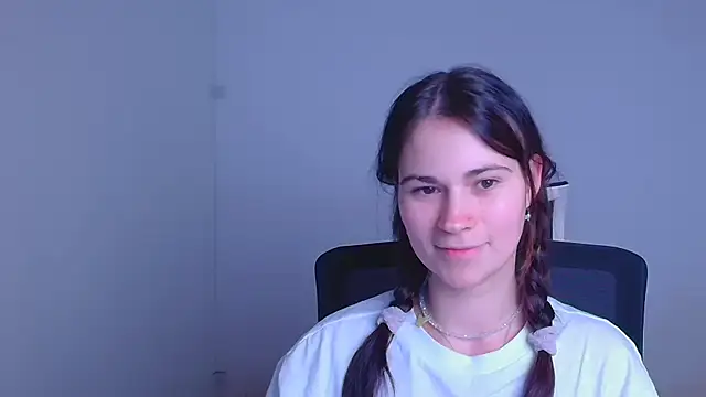 Snapshot of Loon_Amore chatting on January 29, 2025, 11:04 pm Loon Amore online show from January 29, 2025, 11:04 pm