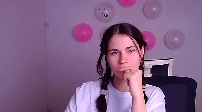 Snapshot of Loon_Amore chatting on February 16, 2025, 11:17 pm Loon Amore online show from February 16, 2025, 11:17 pm