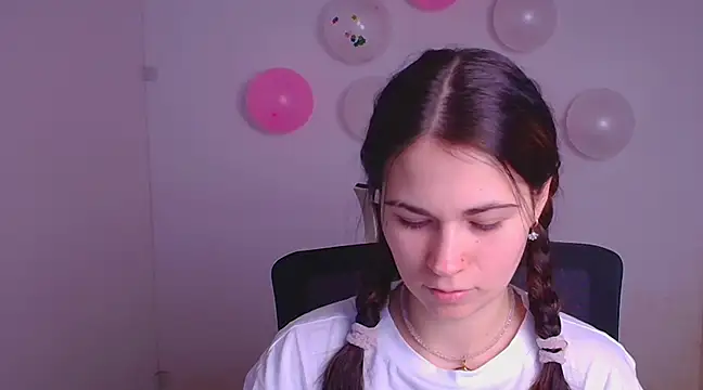 Snapshot of Loon_Amore chatting on February 16, 2025, 8:11 pm Loon Amore online show from February 16, 2025, 8:11 pm