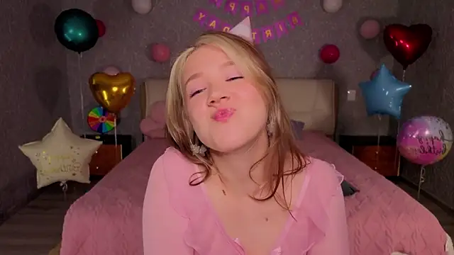 Snapshot of luna_cross chatting on June 5, 2026, 6:52 am luna cross online show from June 5, 2026, 6:52 am