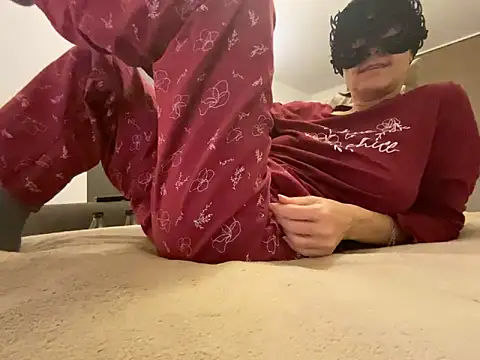 Snapshot of Marilou1983 chatting on February 15, 2026, 9:58 pm Marilou1983 online show from February 15, 2026, 9:58 pm