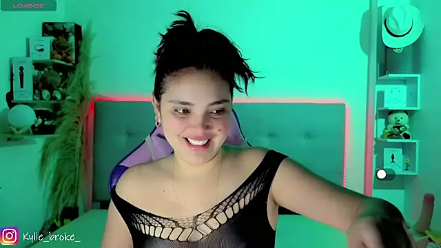 Snapshot of Kylie_brokee chatting on April 15, 2026, 9:04 pm Kylie brokee online show from April 15, 2026, 9:04 pm