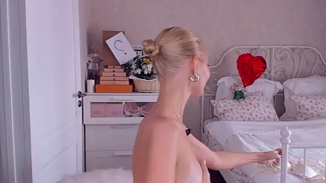 aestetick online show from March 7, 2026, 8:21 am