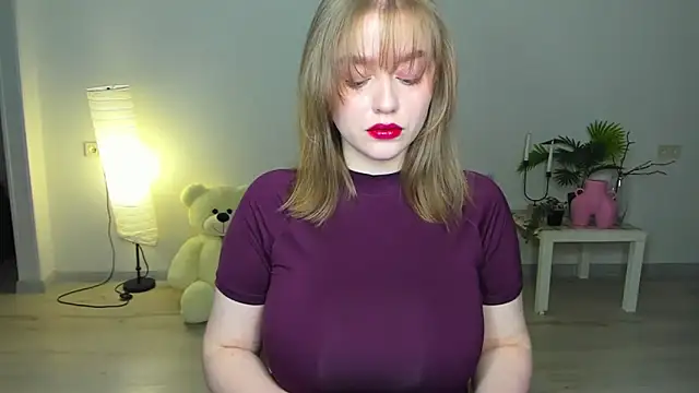 AidaPerry online show from October 17, 2025, 3:47 pm