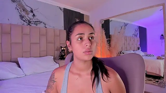 EmmaTorres  online show from April 13, 2026, 8:46 pm