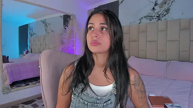Snapshot of EmmaTorres_ chatting on April 27, 2026, 8:18 pm EmmaTorres online show from April 27, 2026, 8:18 pm