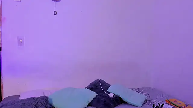 crystalvazquez online show from November 10, 2025, 12:32 pm