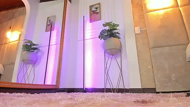 AlessiaLondon online show from March 13, 2025, 10:15 am