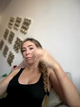 RaquelleDevon online show from December 19, 2025, 12:40 pm