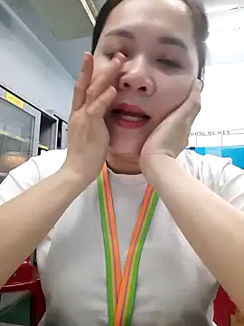 Snapshot of Benlla2802 chatting on December 17, 2024, 3:27 pm Benlla2802 online show from December 17, 2024, 3:27 pm