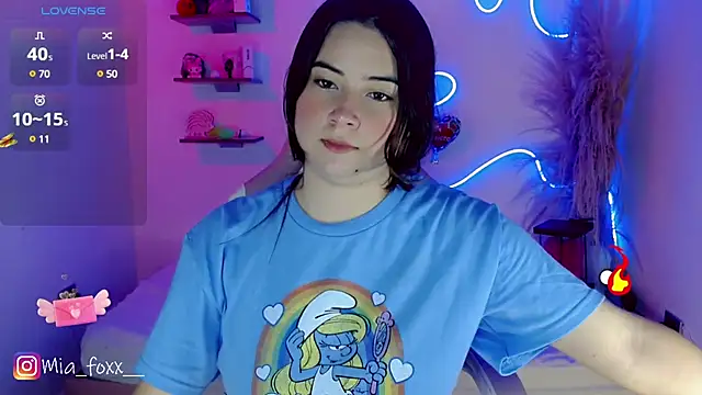 Mia foxx  online show from March 17, 2025, 9:13 pm