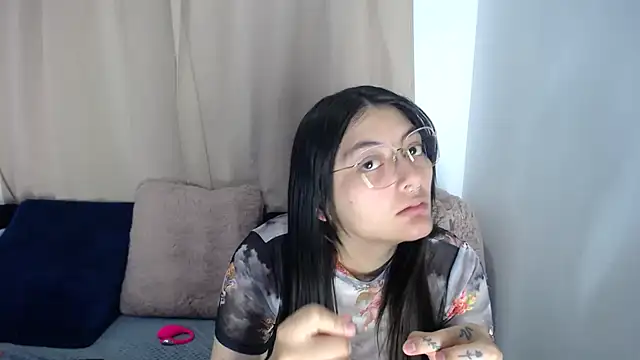 lessliee22  online show from March 18, 2026, 5:54 am