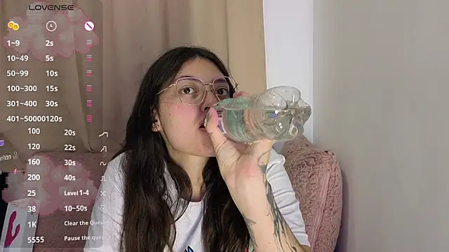 lessliee22  online show from April 26, 2026, 7:05 am