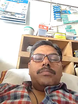 Snapshot of Srmotrs chatting on April 27, 2026, 8:34 am Srmotrs online show from April 27, 2026, 8:34 am