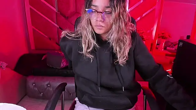 Snapshot of Olivia_Fox69 chatting on February 14, 2026, 4:13 am Olivia Fox69 online show from February 14, 2026, 4:13 am