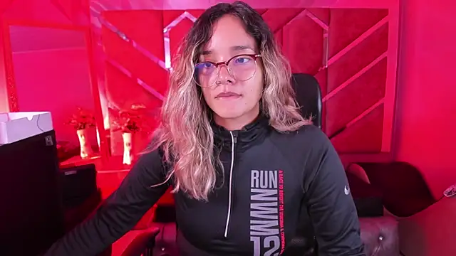 Snapshot of Olivia_Fox69 chatting on February 10, 2026, 3:27 am Olivia Fox69 online show from February 10, 2026, 3:27 am