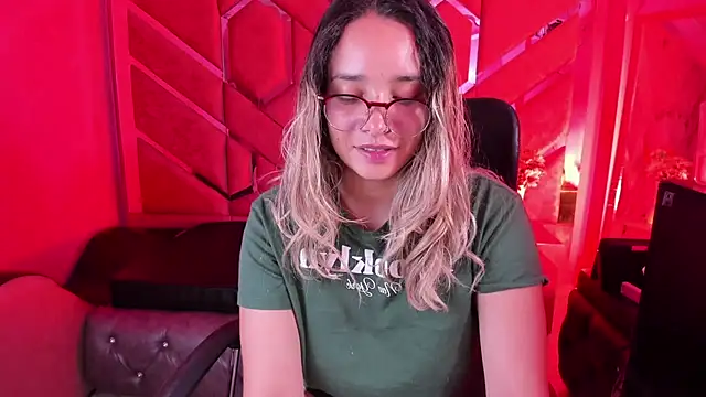 Snapshot of Olivia_Fox69 chatting on February 27, 2026, 4:12 am Olivia Fox69 online show from February 27, 2026, 4:12 am