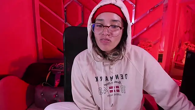 Snapshot of Olivia_Fox69 chatting on February 16, 2026, 3:05 am Olivia Fox69 online show from February 16, 2026, 3:05 am