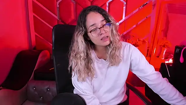 Snapshot of Olivia_Fox69 chatting on February 3, 2026, 4:21 am Olivia Fox69 online show from February 3, 2026, 4:21 am