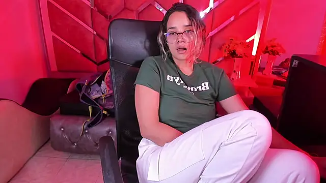 Snapshot of Olivia_Fox69 chatting on February 8, 2026, 3:59 am Olivia Fox69 online show from February 8, 2026, 3:59 am