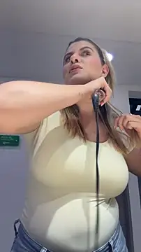 Snapshot of EmiilyAdams_ chatting on March 5, 2026, 9:33 pm EmiilyAdams online show from March 5, 2026, 9:33 pm