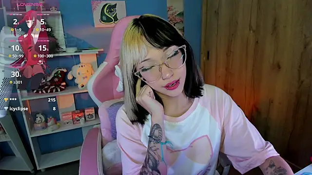 Snapshot of Artic_love chatting on March 13, 2025, 9:43 am Artic love online show from March 13, 2025, 9:43 am