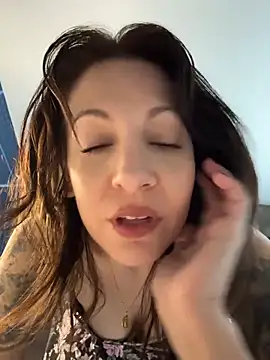 Snapshot of BeautifulMesss chatting on April 22, 2026, 9:54 pm BeautifulMesss online show from April 22, 2026, 9:54 pm
