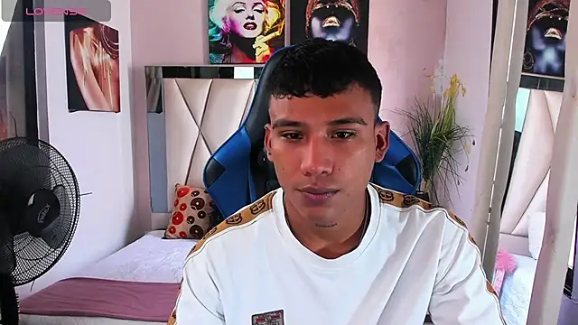 Snapshot of Backsex_boy chatting on February 26, 2025, 4:16 pm Backsex boy online show from February 26, 2025, 4:16 pm