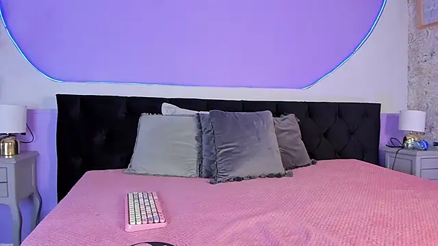 Julieta Cortes   online show from October 7, 2025, 12:28 pm