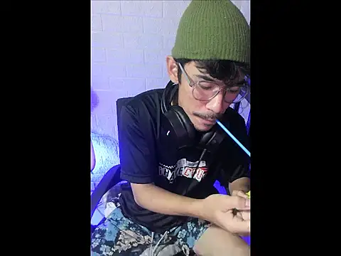 Snapshot of cloudyth1994 chatting on January 12, 2026, 4:14 pm cloudyth1994 online show from January 12, 2026, 4:14 pm