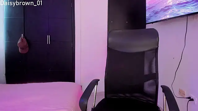 Daisy Brown01 online show from November 17, 2025, 5:06 pm