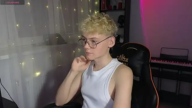 Snapshot of Keytaro chatting on March 22, 2025, 8:48 pm Keytaro online show from March 22, 2025, 8:48 pm