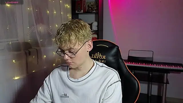 Snapshot of Keytaro chatting on March 5, 2025, 3:51 pm Keytaro online show from March 5, 2025, 3:51 pm