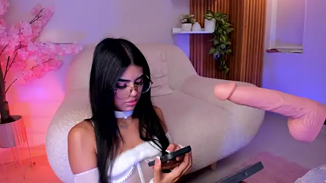 Isa little4u online show from November 30, 2025, 5:41 am