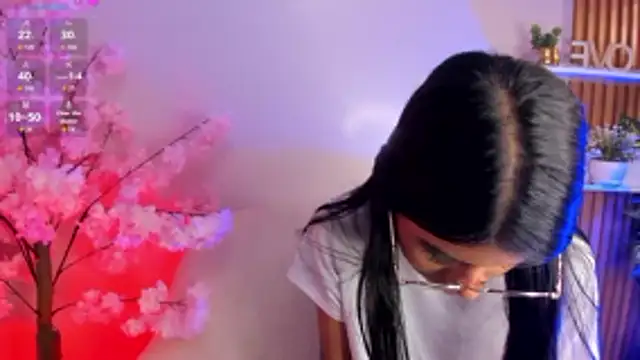 Isa little4u online show from November 20, 2025, 3:40 am