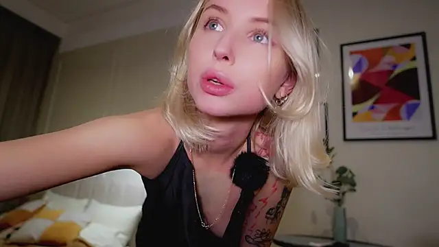 Snapshot of blondy_room chatting on October 4, 2025, 5:03 pm blondy room online show from October 4, 2025, 5:03 pm