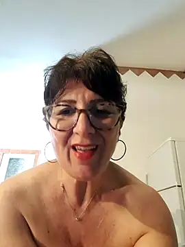 Snapshot of Viola8p chatting on April 17, 2026, 10:40 am Viola8p online show from April 17, 2026, 10:40 am