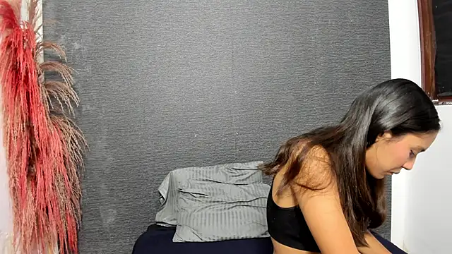 monse 02 online show from March 20, 2025, 12:22 pm